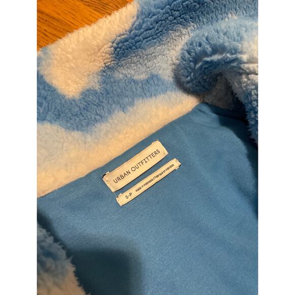 Urban Outfitters Fluffy blue & white coat w/side pockets and zip front - Picture 6 of 7